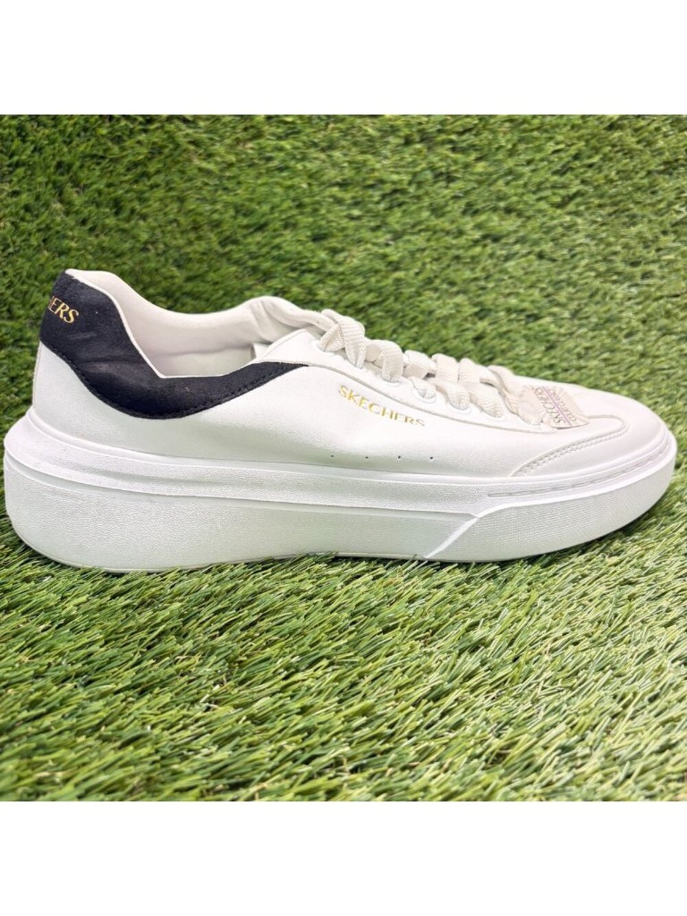 Skechers Cordova Classic Lighto Mens Size 8.5 White Black Running Shoes Sneakers